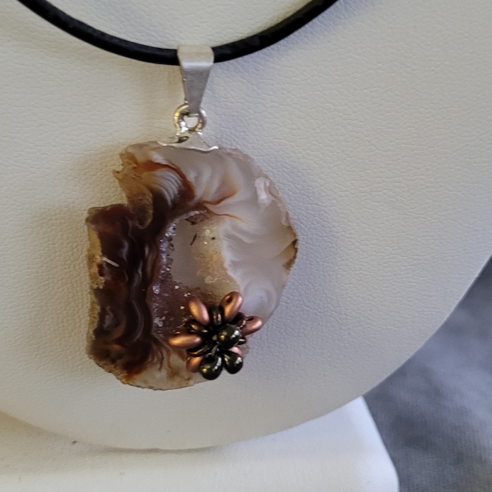 🌼2/$12 Geode pendant with flower detail on leather cord